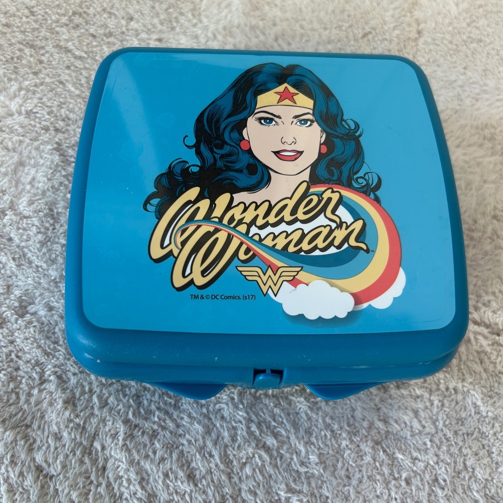 Tupperware Wonder Woman Sandwich Keeper Blue Plastic Lunch Box DC Comics 8220A-3